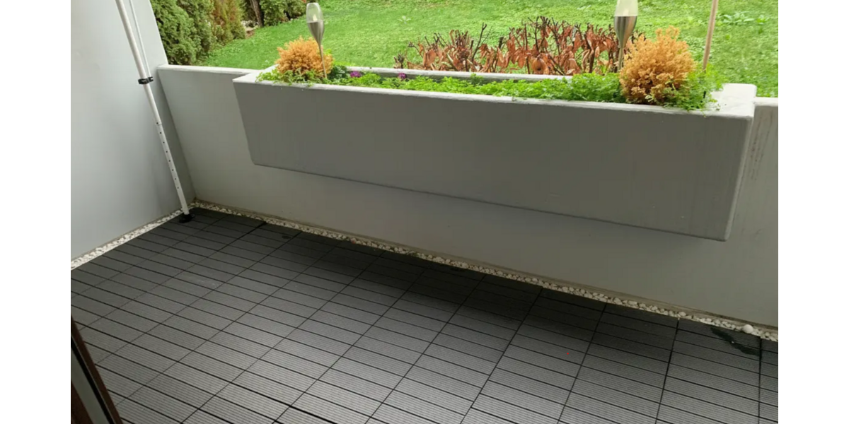 schöne große überdachte Terasse mit Blick in den Garten