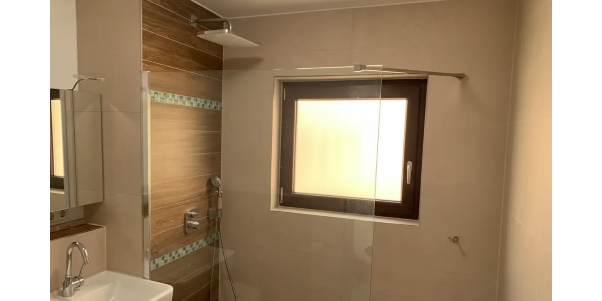 Bad mit großer Walkin Dusche und WC